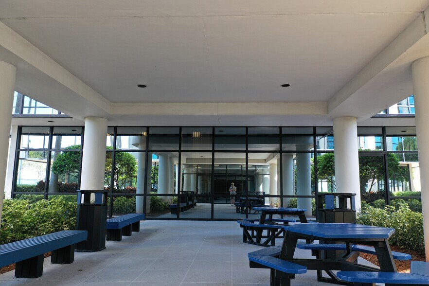 More Photos Of 2300 Glades Rd, Boca Raton Unknown For Lease