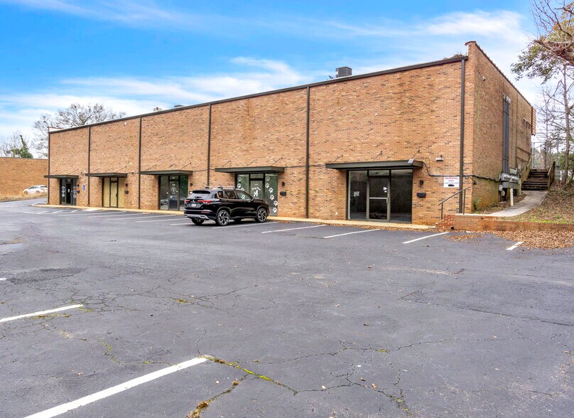 More Photos Of 110 E Butler Rd, Mauldin Storefront For Sale