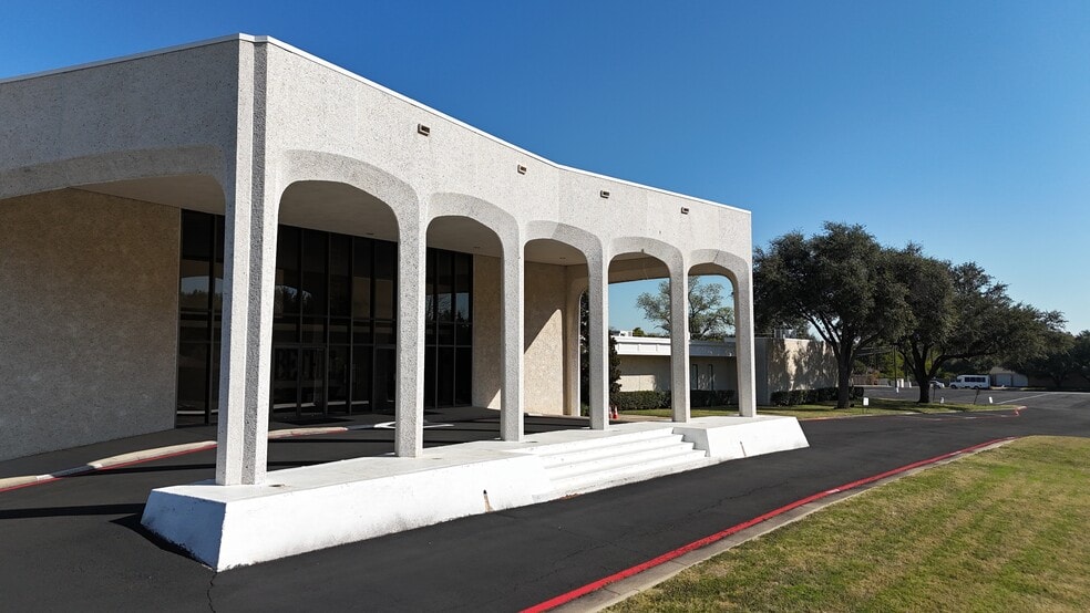 More Photos Of 6801 Meadowbrook Dr, Fort Worth Specialty For Sale