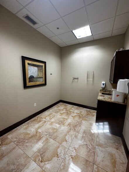 More Photos Of 14131 Metropolis Ave, Fort Myers Medical For Lease