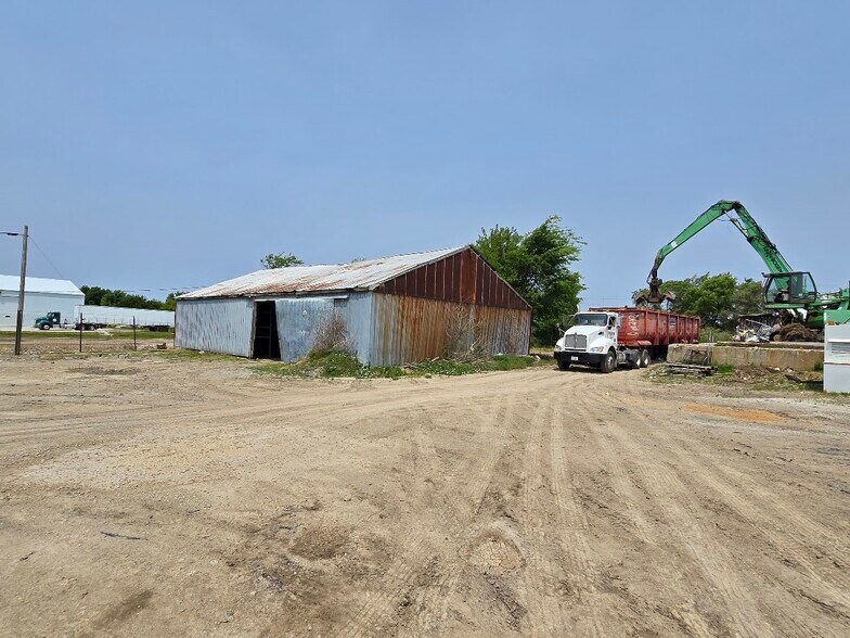 More Photos Of 808 W Walnut St, Fairbury Industrial For Sale