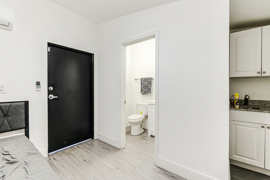 More Photos Of 4980 E 10th Ct, Hialeah Warehouse For Sale