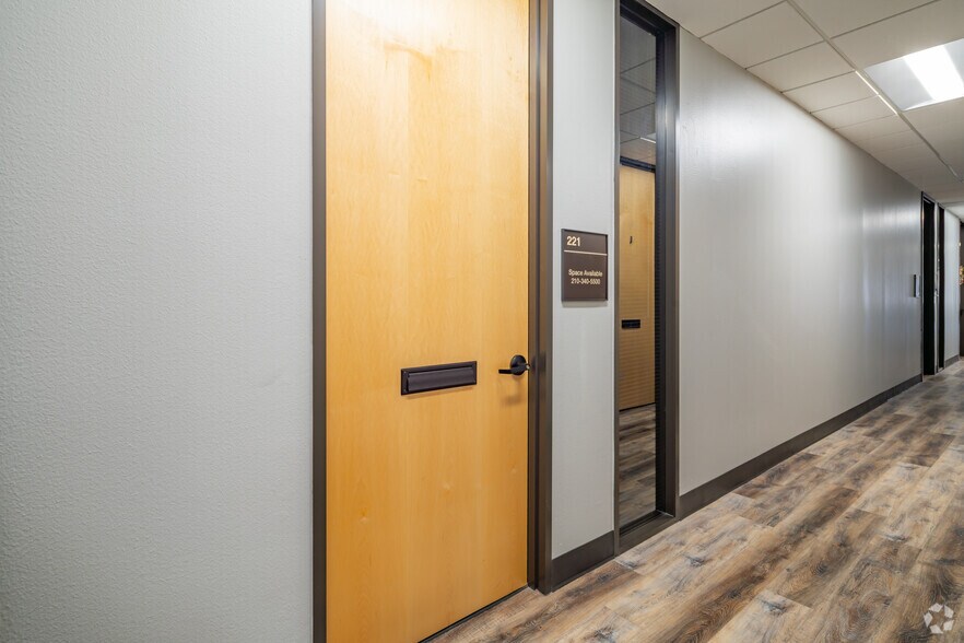 More Photos Of 4400 S Piedras Dr, San Antonio Unknown For Lease