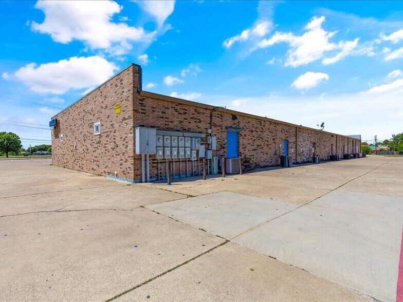 More Photos Of 6101 Watauga Rd, Watauga Unknown For Lease