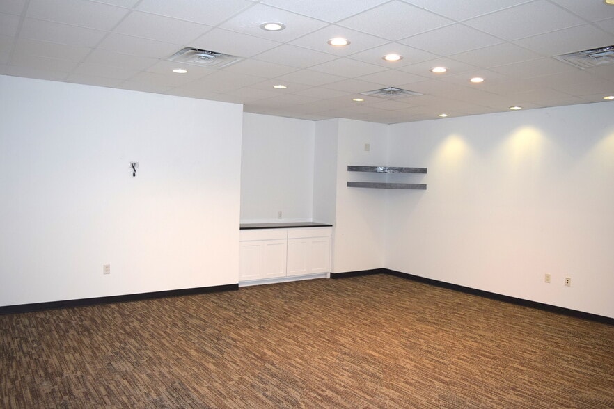 More Photos Of 2535 Brennan Ave, Fort Worth Office For Lease