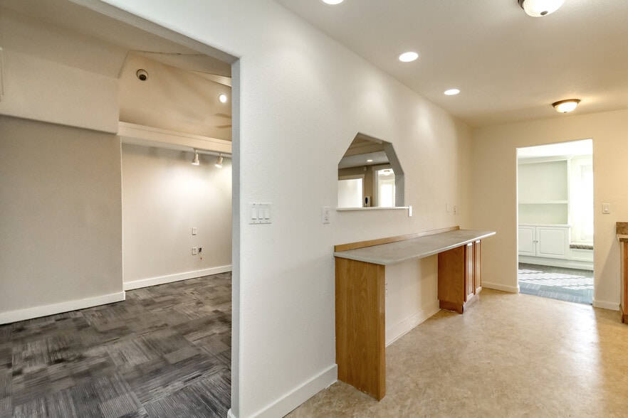 More Photos Of 3838 S Warner St, Tacoma Flex For Lease