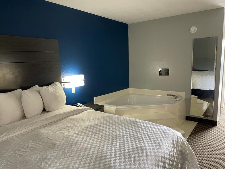 More Photos Of 1408 E Church St, Warren Hotel For Sale