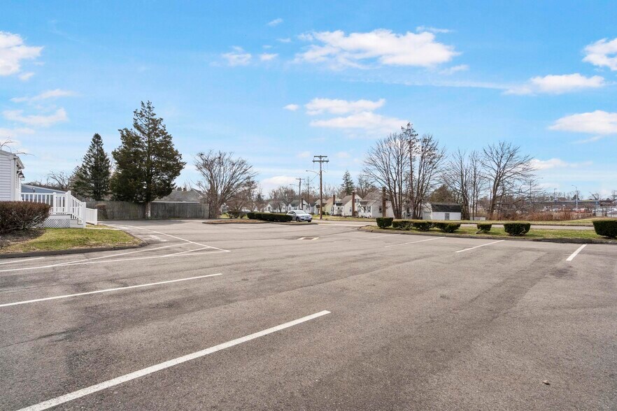 More Photos Of 128 Saltonstall Pky, East Haven Medical For Sale