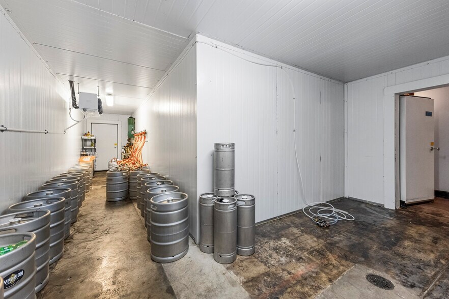 More Photos Of 1740-1744 N Main St, Jacksonville Storefront For Lease