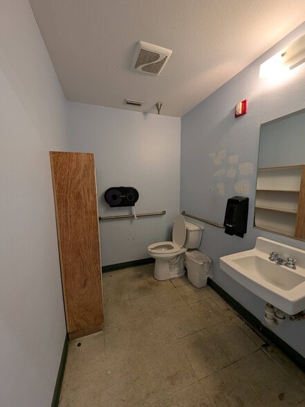 More Photos Of 1052-1060 Endeavor Ct, Nokomis Warehouse For Lease