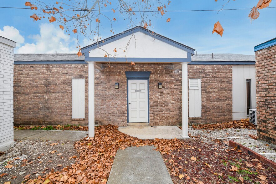 More Photos Of 13039 Nacogdoches Rd, San Antonio Veterinarian Kennel For Sale