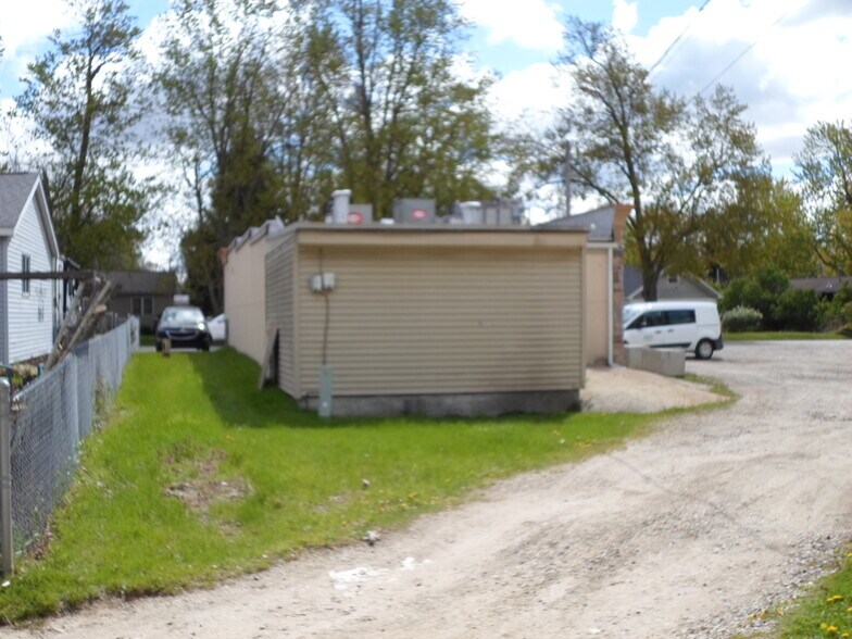 More Photos Of 41 N Conklin Rd, Lake Orion General Retail For Sale
