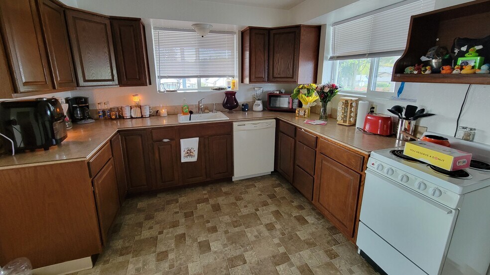 More Photos Of 206 NW 1st Ave, Kelso Storefront Retail Residential For Sale