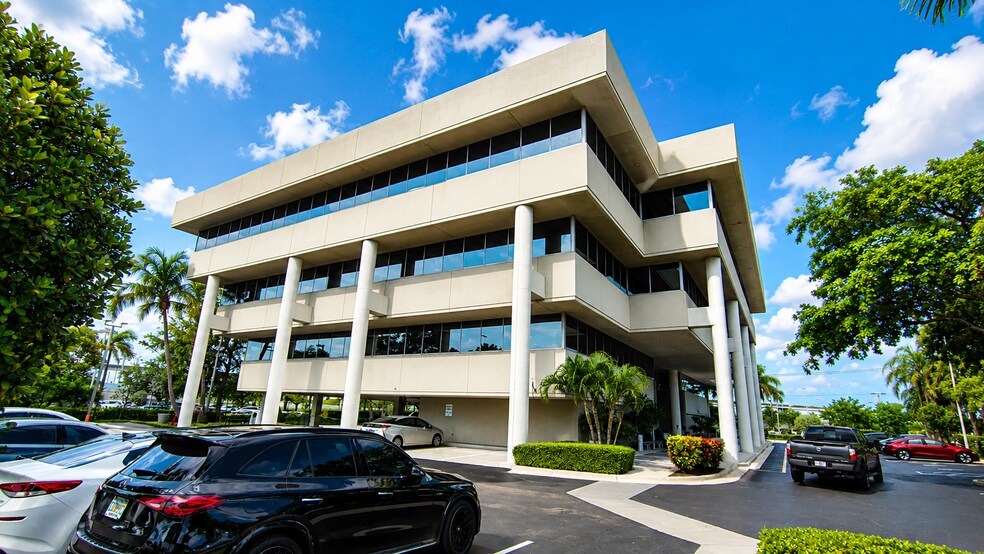 More Photos Of 290 NW 165th St, North Miami Beach Office For Lease