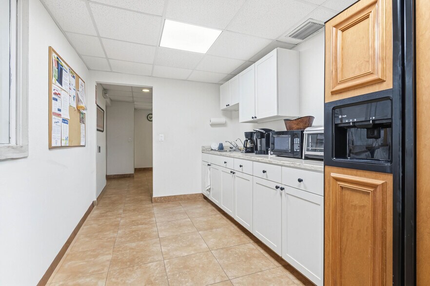 More Photos Of 1782 Calumet St, Clearwater Warehouse For Lease
