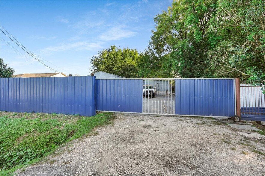 More Photos Of 13338 Elderberry Ln, Houston Industrial For Lease