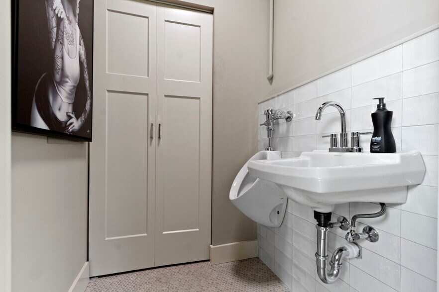 More Photos Of 17745 Motor District Cir, Westfield Showroom For Sale