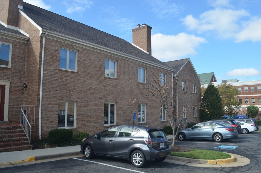 More Photos Of 3921-3951 University Dr, Fairfax Office For Lease