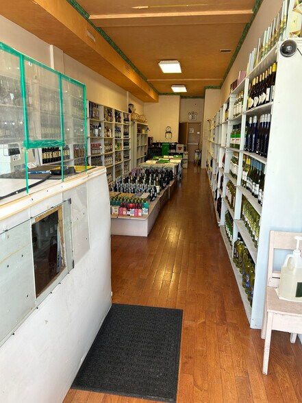 More Photos Of 4011 Hylan Blvd, Staten Island Storefront For Sale