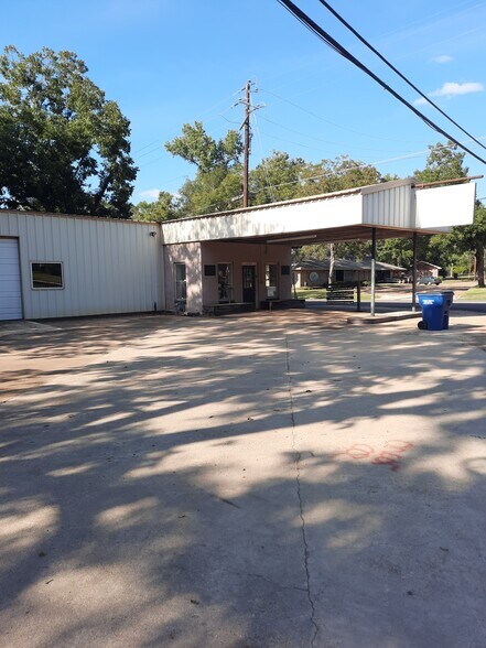 Primary Photo Of 1124 E Houston Ave, Crockett Freestanding For Sale