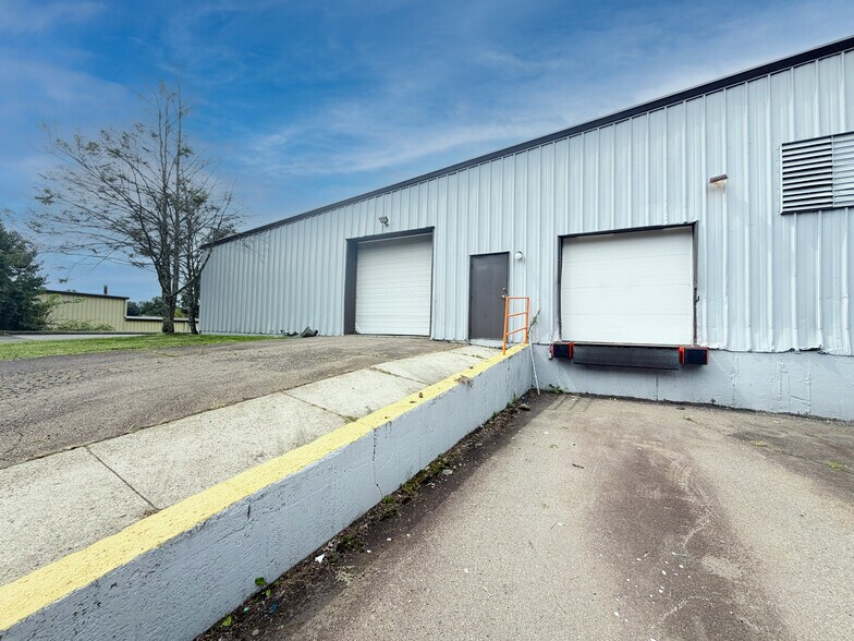 More Photos Of 2 Commerce Dr, North Branford Warehouse For Lease