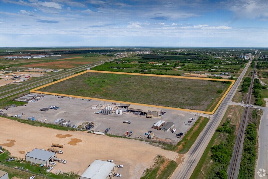 More Photos Of 35 & Interstate 35 Business, Dilley Land For Sale