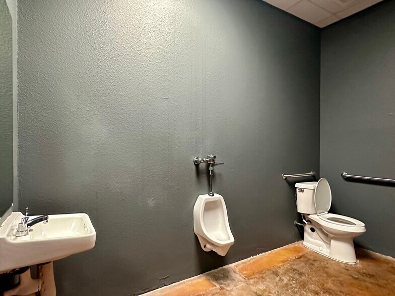 More Photos Of 8142 Shin Oak Dr, San Antonio Unknown For Lease
