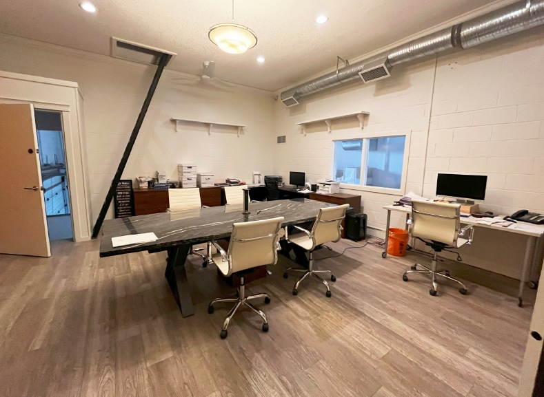 More Photos Of 520 36 Av NE, Calgary Showroom For Lease