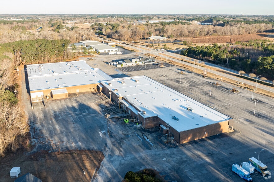 More Photos Of 1543 W Market St, Smithfield Light Distribution For Lease