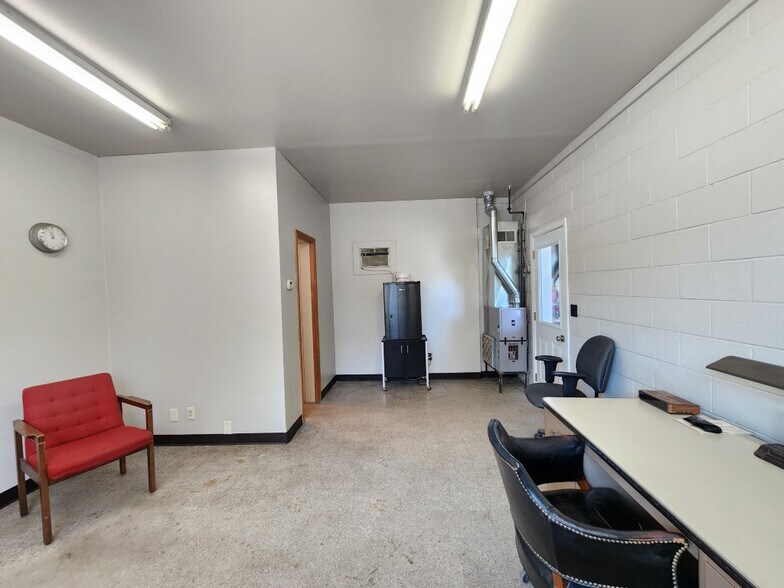 More Photos Of 708-712 S Jefferson Ave, Mason City Warehouse For Sale