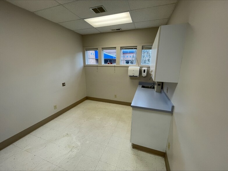 More Photos Of 230-270 E Day Rd, Mishawaka Medical For Lease