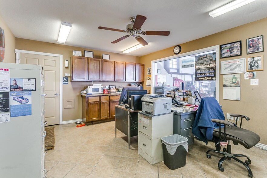 More Photos Of 501 N State Highway 342, Red Oak Auto Repair For Sale