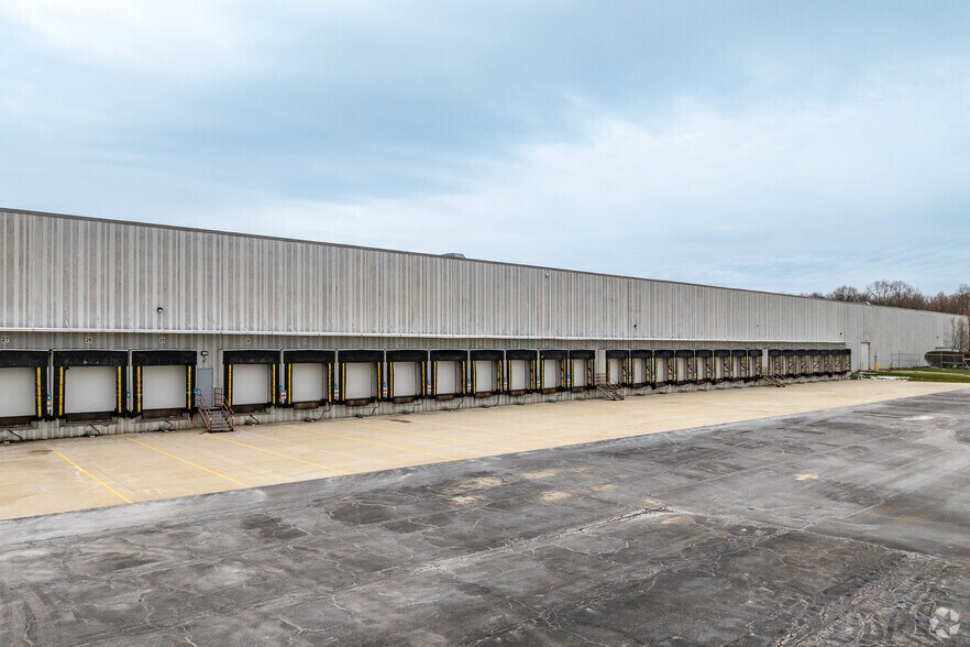 More Photos Of 200 Arrowhead Blvd, Hebron Warehouse For Lease