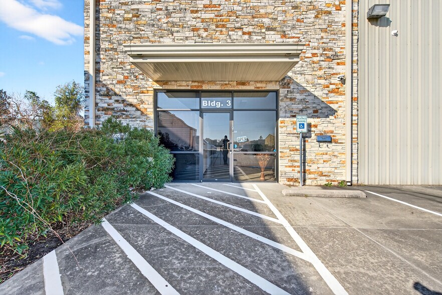 More Photos Of 8601 Fawn Trl, Conroe Warehouse For Lease