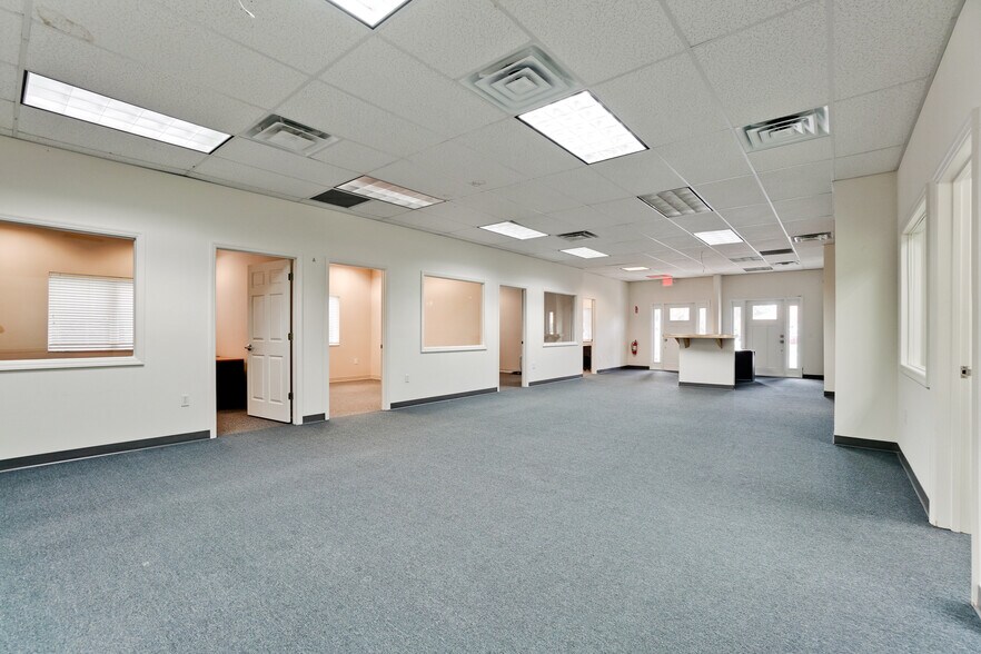 More Photos Of 2940-2946 University Pky, Sarasota Office For Lease