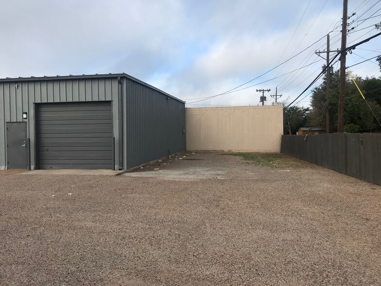 More Photos Of 2006 50th St, Lubbock Flex For Lease