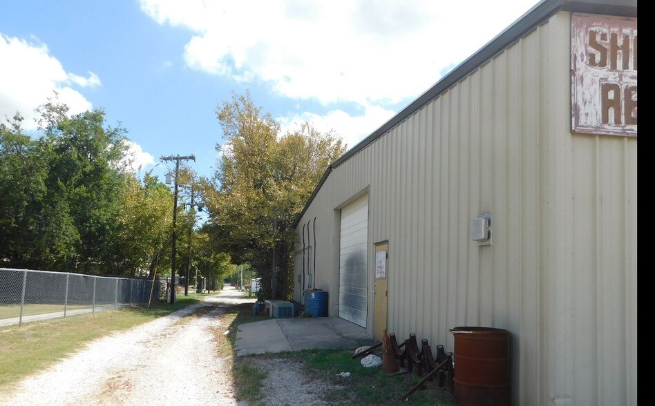 More Photos Of 117 W Rock Island Ave, Boyd Light Manufacturing For Lease