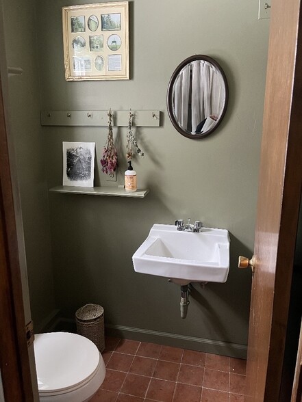 More Photos Of 28 W Bridge St, Saugerties Office For Lease