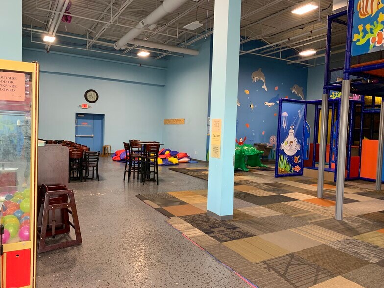More Photos Of 78 W Maple Rd, Troy Restaurant For Lease