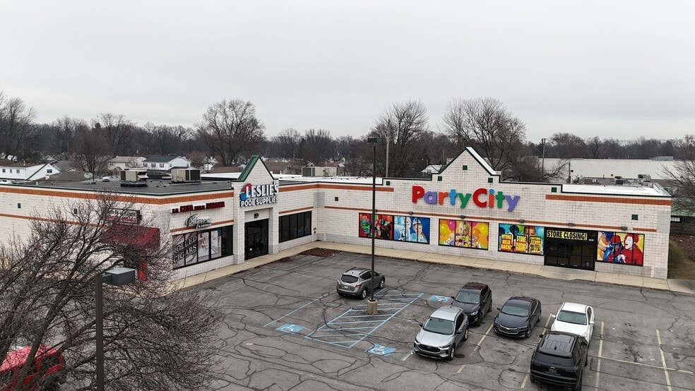 Primary Photo Of 4962 Monroe St, Toledo Department Store For Lease