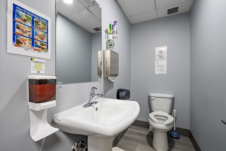 More Photos Of 9241-9249 50th St NW, Edmonton Showroom For Sale