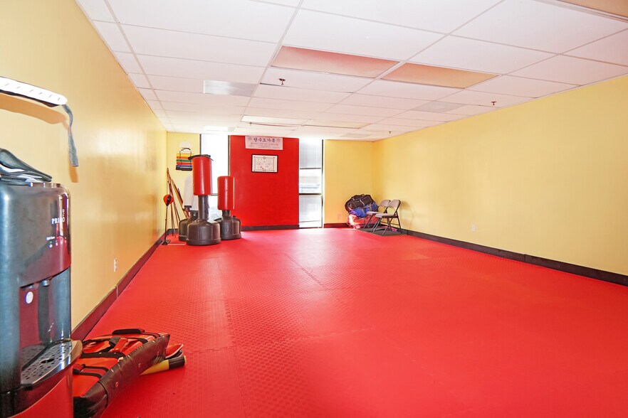 More Photos Of 1560 Commercial Ct, Jonesboro Office For Sale