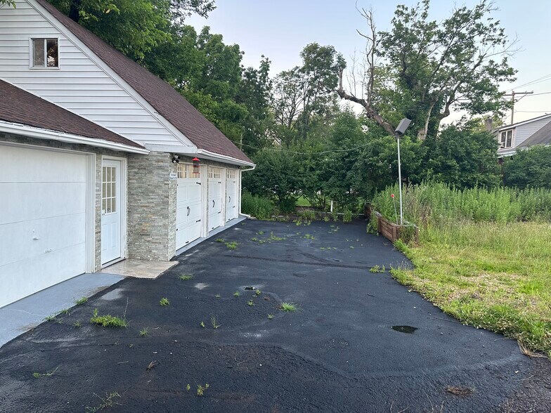 More Photos Of 861 DeKalb Pike, Center Square Industrial For Lease