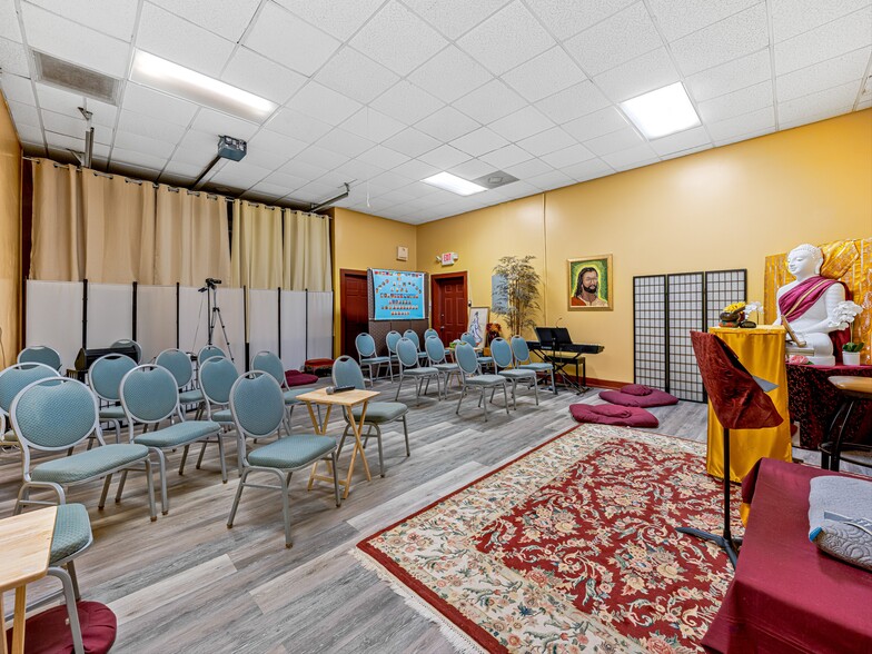 More Photos Of 271 Old Barn Rd, Hendersonville Medical For Sale