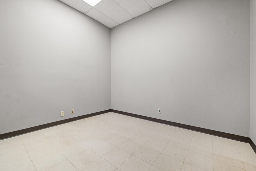 More Photos Of 10854 Vandale St, San Antonio Flex For Sale