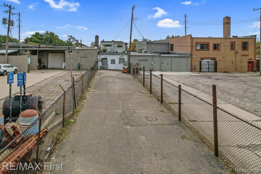 More Photos Of 1523 E 8 Mile Rd, Hazel Park Flex For Sale