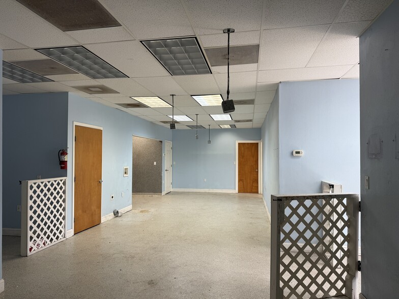 More Photos Of 1498 Belleair Rd, Clearwater General Retail For Lease
