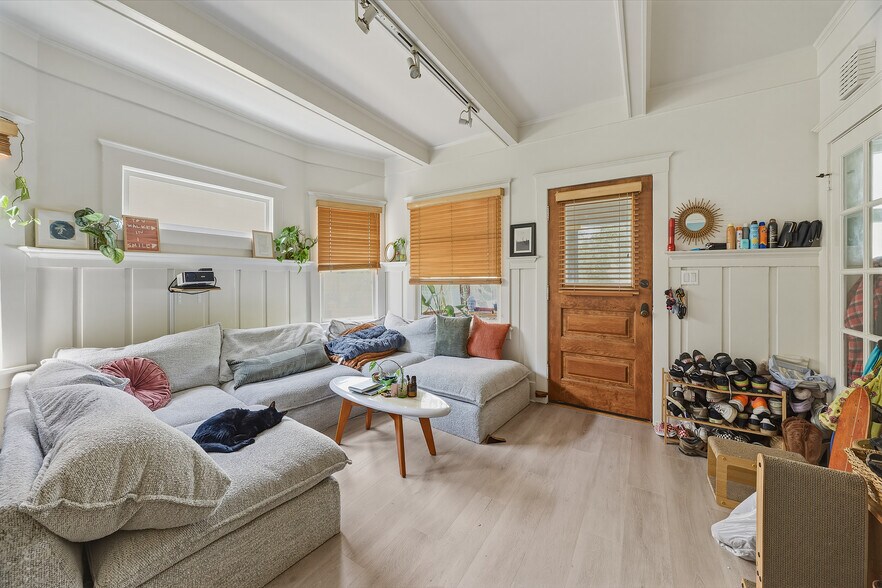 More Photos Of 218 Horizon Ave, Venice Multifamily For Sale