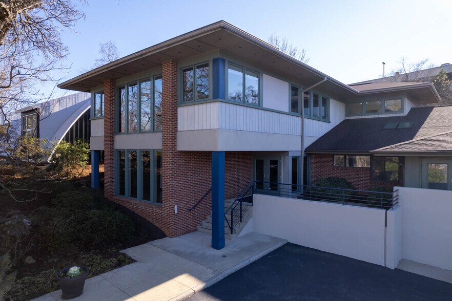 More Photos Of 1140 E Market St, Charlottesville Office For Lease