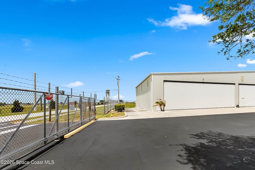 More Photos Of 805 Tower Access Rd, Melbourne Airplane Hangar For Sale